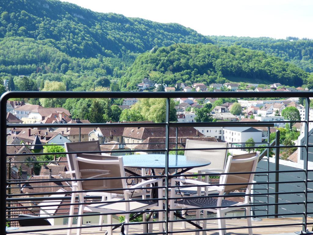 La Colline Aux Yeux Doubs Bed & Breakfast