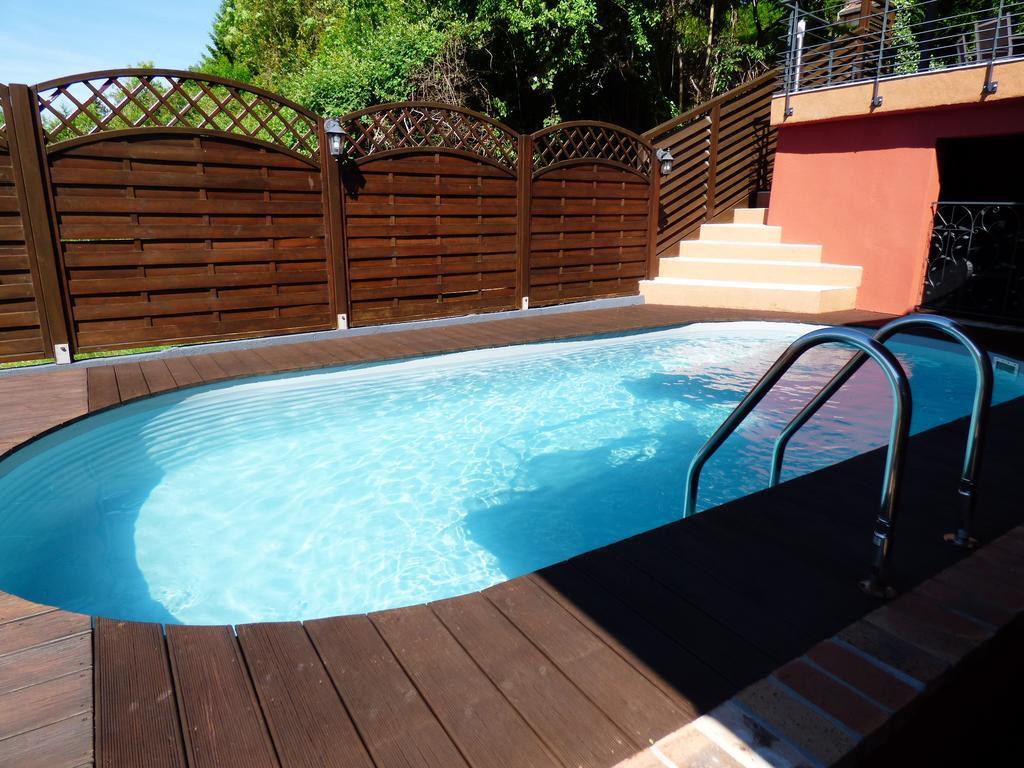 La Colline Aux Yeux Doubs Bed & Breakfast 3*