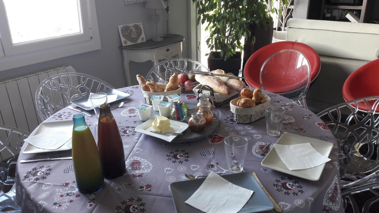 La Colline Aux Yeux Doubs Bed & Breakfast 3*