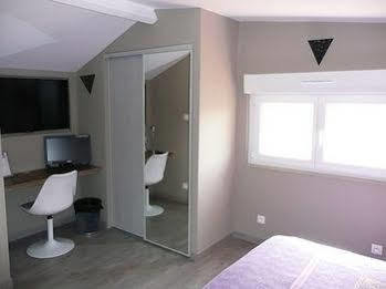 La Colline Aux Yeux Doubs Bed & Breakfast 3*